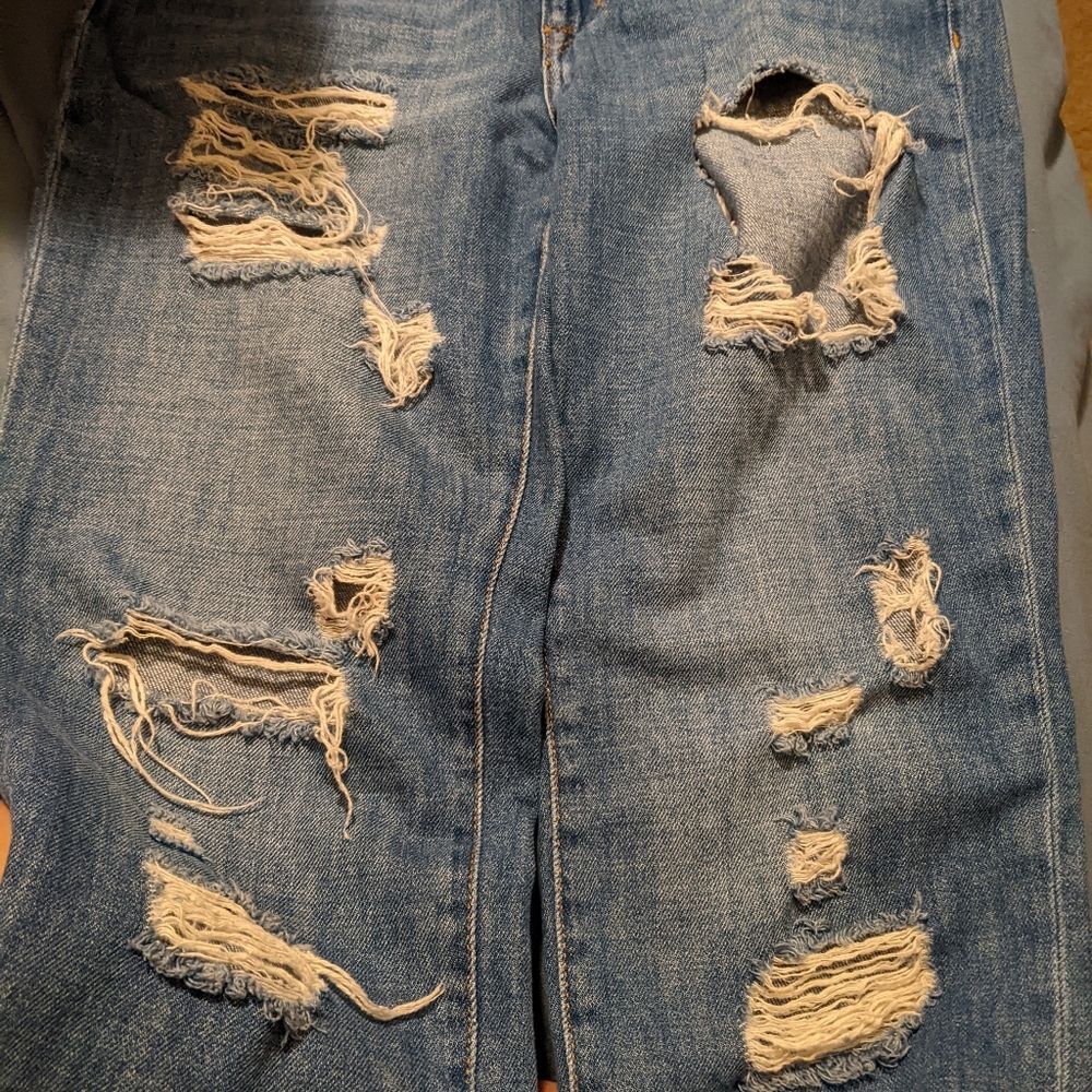 Forever 21 distressed denim jeans size 27 skinny/ straight leg